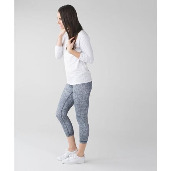 LULULEMON Wunder Under Crop III Size 4 Rio Mist White Black - Picture 2 of 9